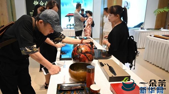 福州市首届大漆茶器展”在福建省工艺美术大楼举行