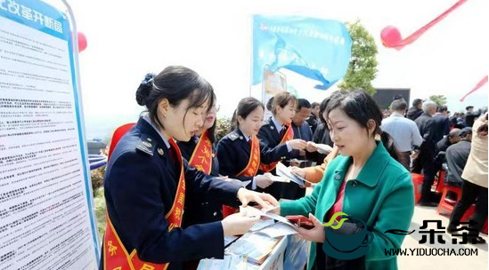 大冶市税务局税法宣传走进“白茶文化节”