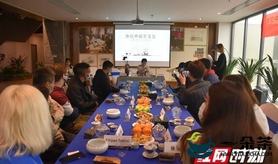 让外籍友人因茶新奇 长沙洋湖双创中心举行茶文化体验活动
