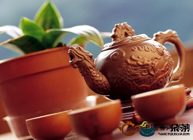 功夫茶的功夫主要表现在：茶具、茶叶、用水、冲法(功夫茶是以严格泡茶艺术门道进行泡茶)