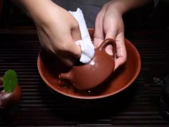 清除茶垢的小窍门：用鸡蛋壳擦洗、用醋泡(如何清理紫砂壶茶垢)