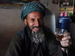 阿富汗人围着茶炊喝茶