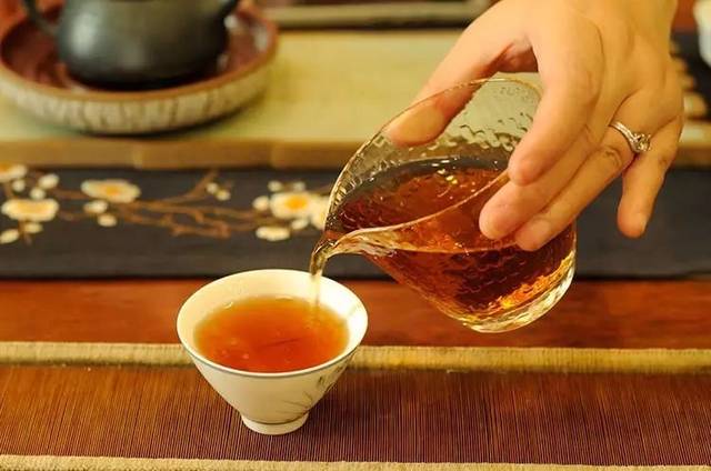 提高免疫力，试试品饮黑茶|黑茶保健(黑茶增强免疫力的作用)